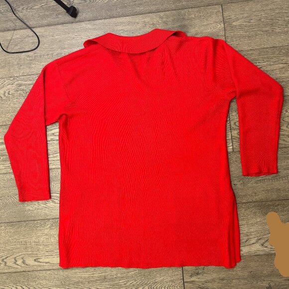 Vintage Red Knit Pullover with Scalloped Collar & Front Pockets - Picture 5 of 12